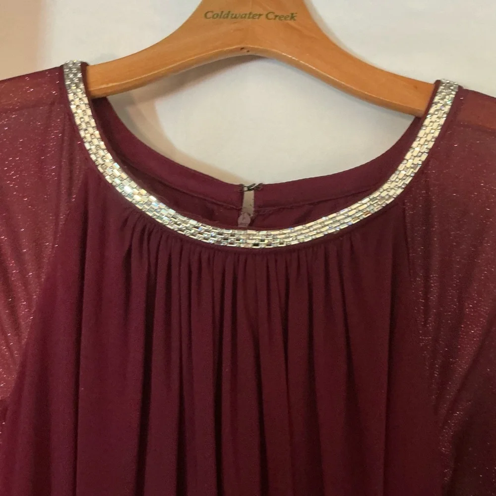 Elegant Burgundy sleeveless Evening Dress with glittery cape - Picture 5 of 7